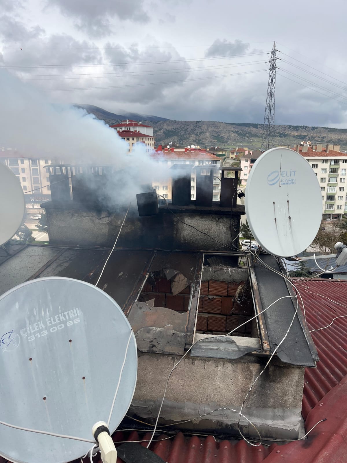 Bacadaki yangına müdahale etmek isterken apartman boşluğuna düşüp öldü - Görsel 2