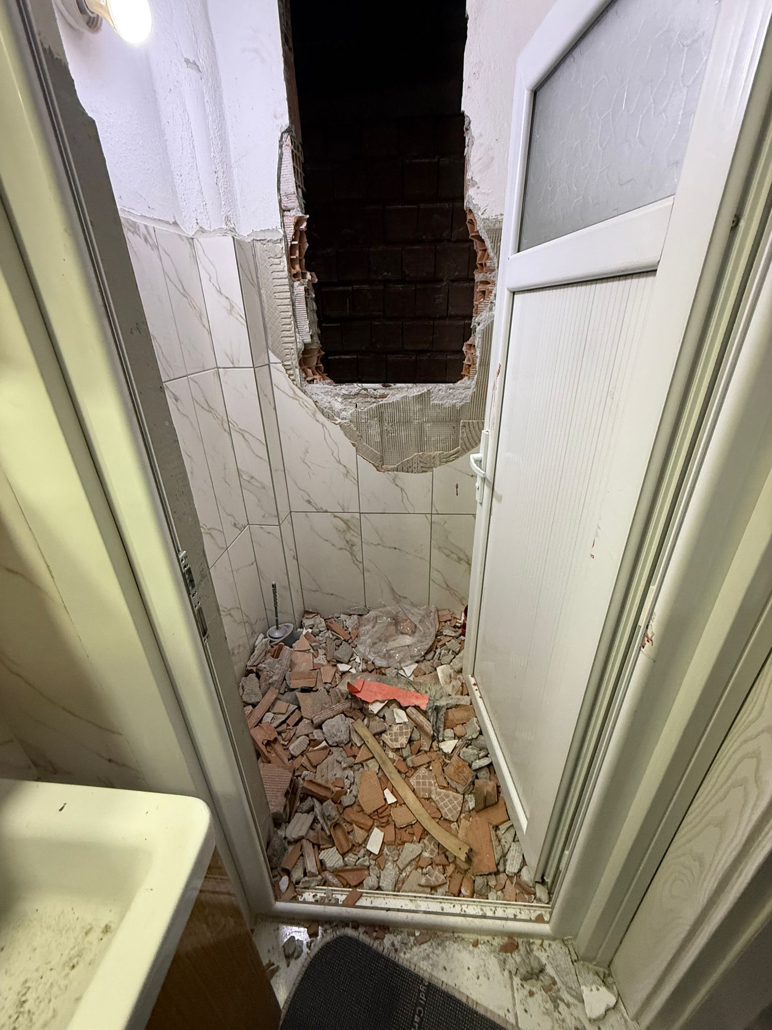 Bacadaki yangına müdahale etmek isterken apartman boşluğuna düşüp öldü - Görsel 3