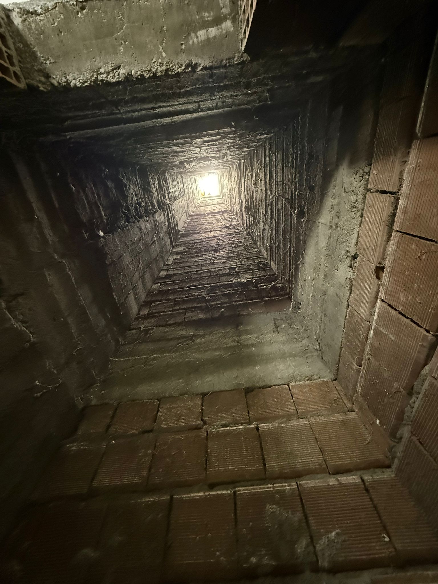 Bacadaki yangına müdahale etmek isterken apartman boşluğuna düşüp öldü - Görsel 4