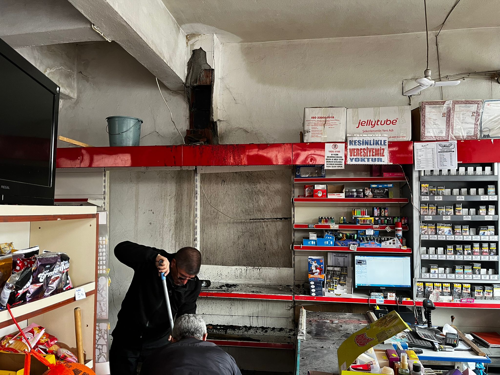 Bacadaki yangına müdahale etmek isterken apartman boşluğuna düşüp öldü - Görsel 7