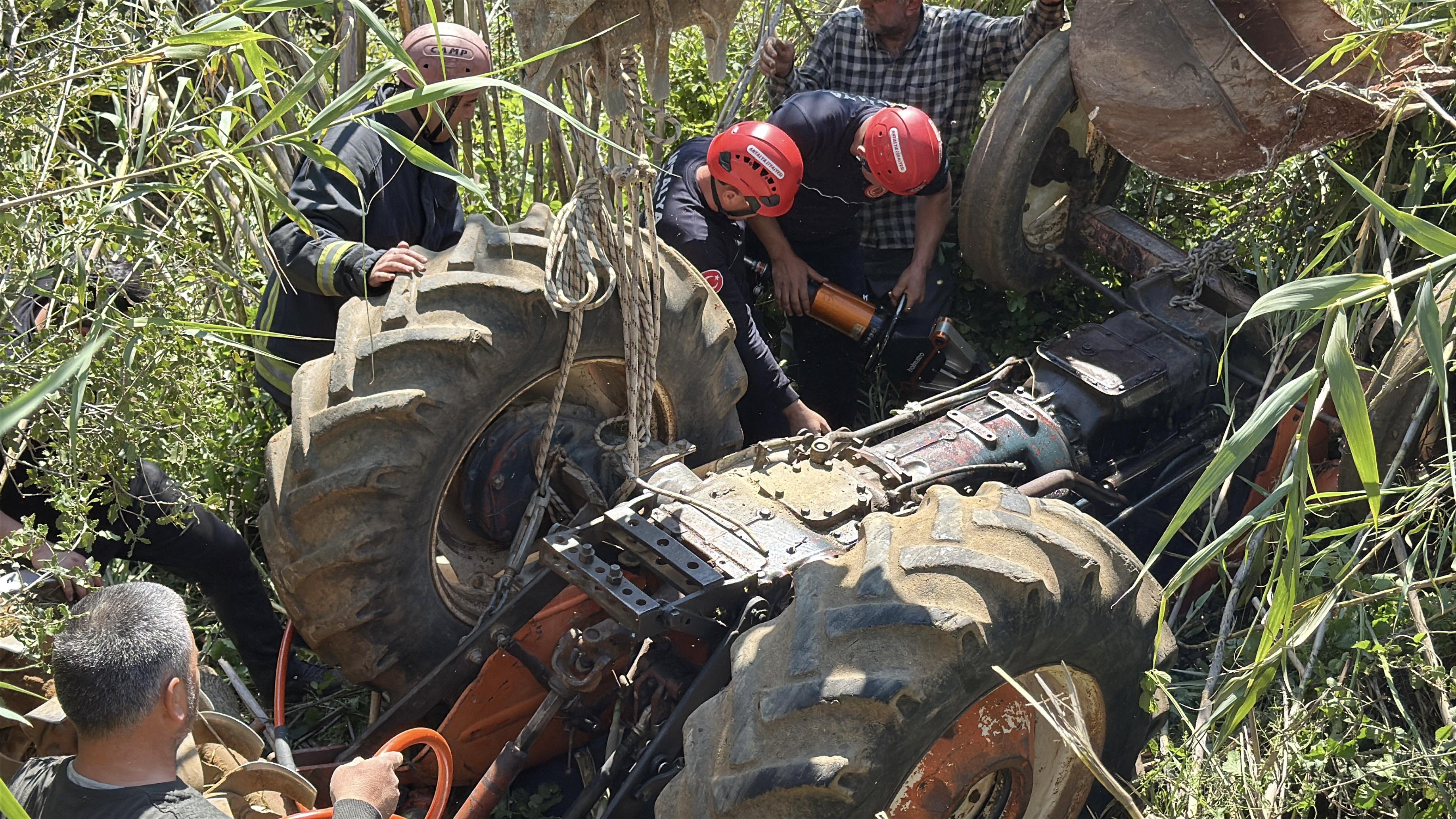 Emekli polis bahçede çalışırken devrilen traktörünün altında kalıp öldü - Görsel 1