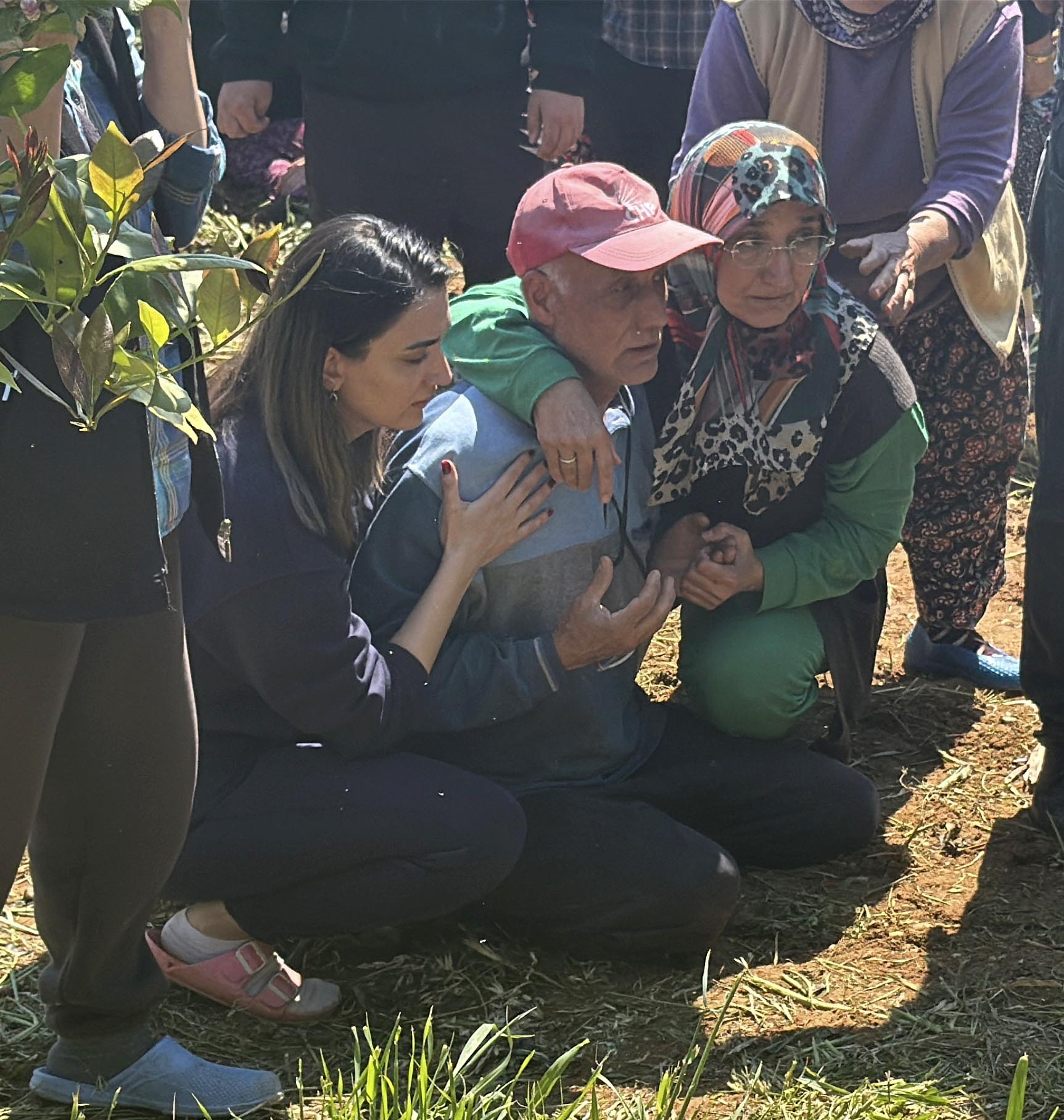 Emekli polis bahçede çalışırken devrilen traktörünün altında kalıp öldü - Görsel 4
