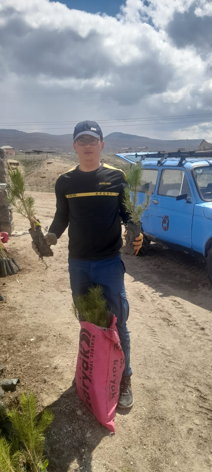 Seydişehirli Doğaseverden Geleceğe Nefes: Kendi imkanlarıyla temin ettiği fidanları toprakla buluşturdu - Görsel 1