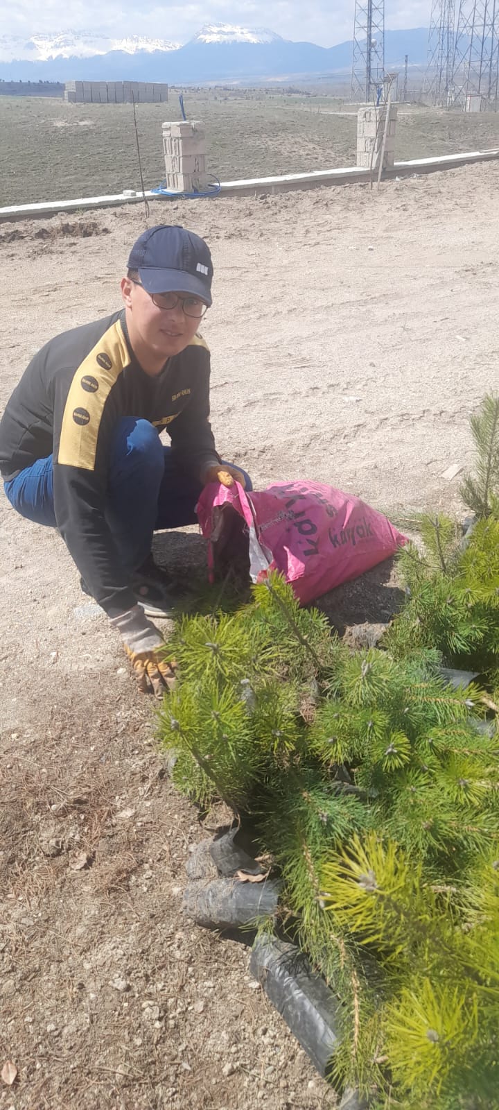 Seydişehirli Doğaseverden Geleceğe Nefes: Kendi imkanlarıyla temin ettiği fidanları toprakla buluşturdu - Görsel 2