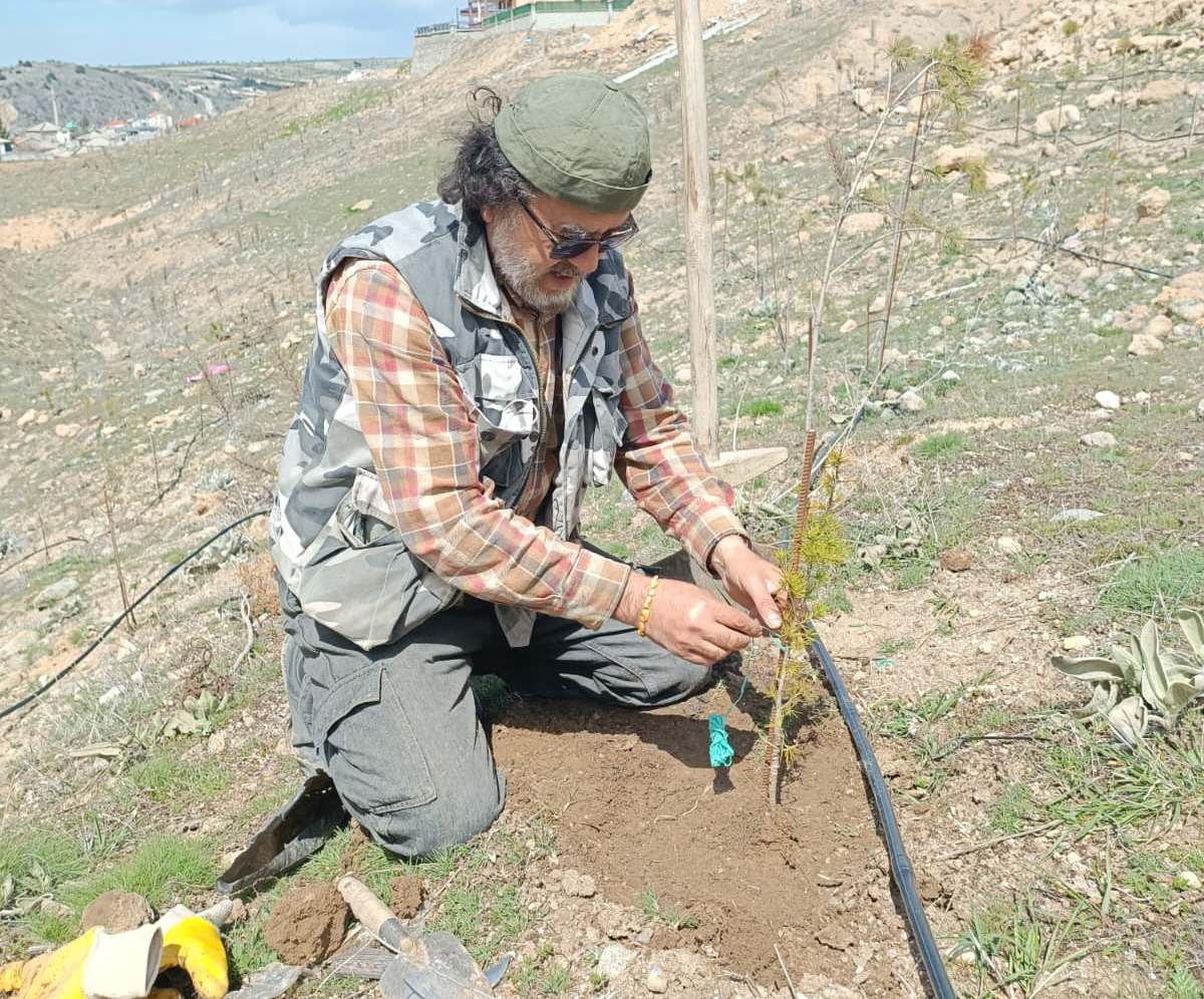 Seydişehirli Doğaseverden Geleceğe Nefes: Kendi imkanlarıyla temin ettiği fidanları toprakla buluşturdu - Görsel 3