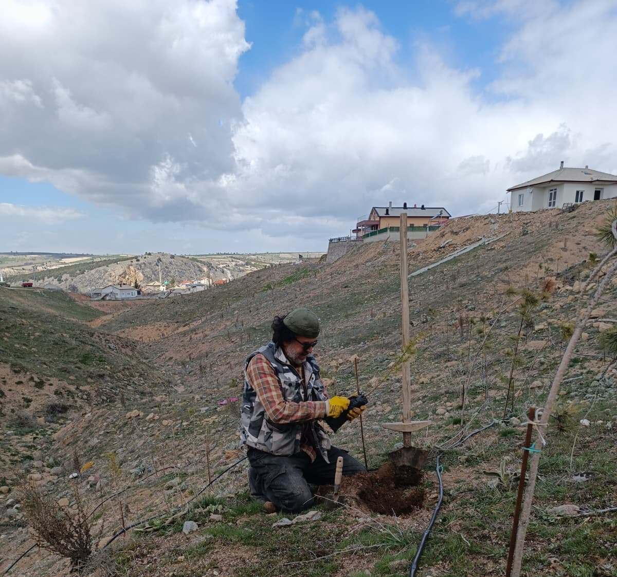 Seydişehirli Doğaseverden Geleceğe Nefes: Kendi imkanlarıyla temin ettiği fidanları toprakla buluşturdu - Görsel 4