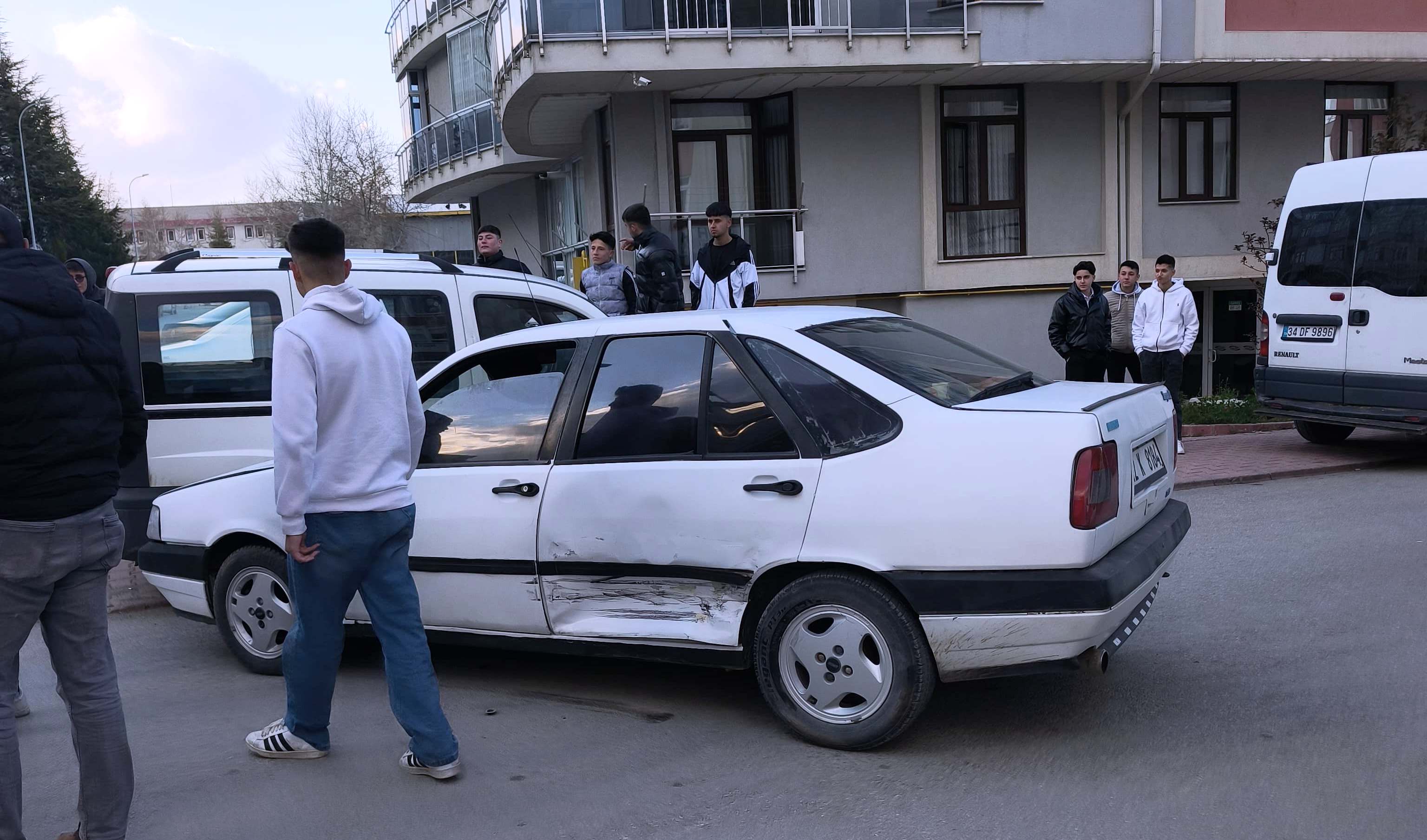 Seydişehir  Merkezde  İki Otomobil Çarpıştı: 2 Yaralı - Görsel 1