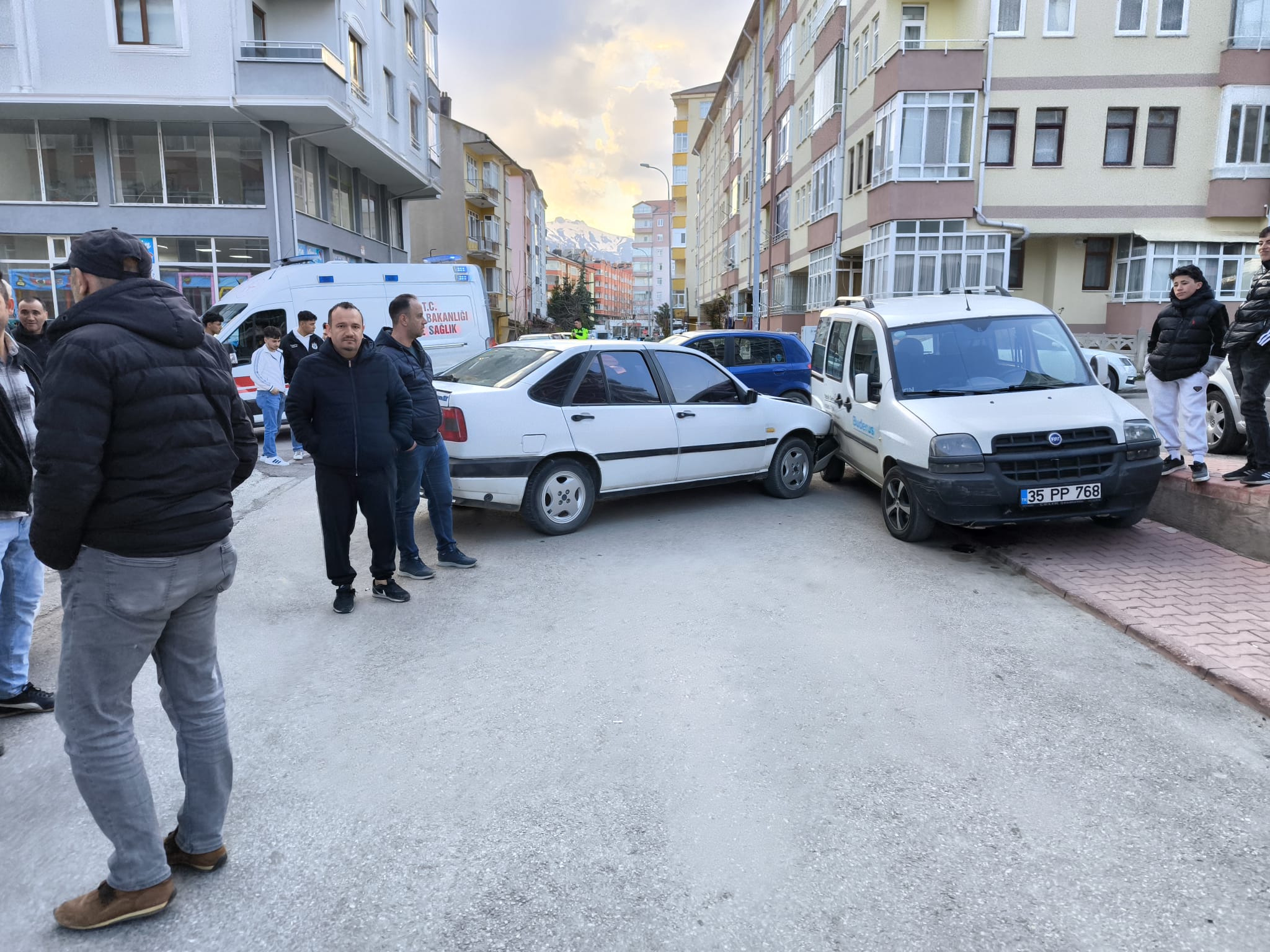 Seydişehir  Merkezde  İki Otomobil Çarpıştı: 2 Yaralı - Görsel 2