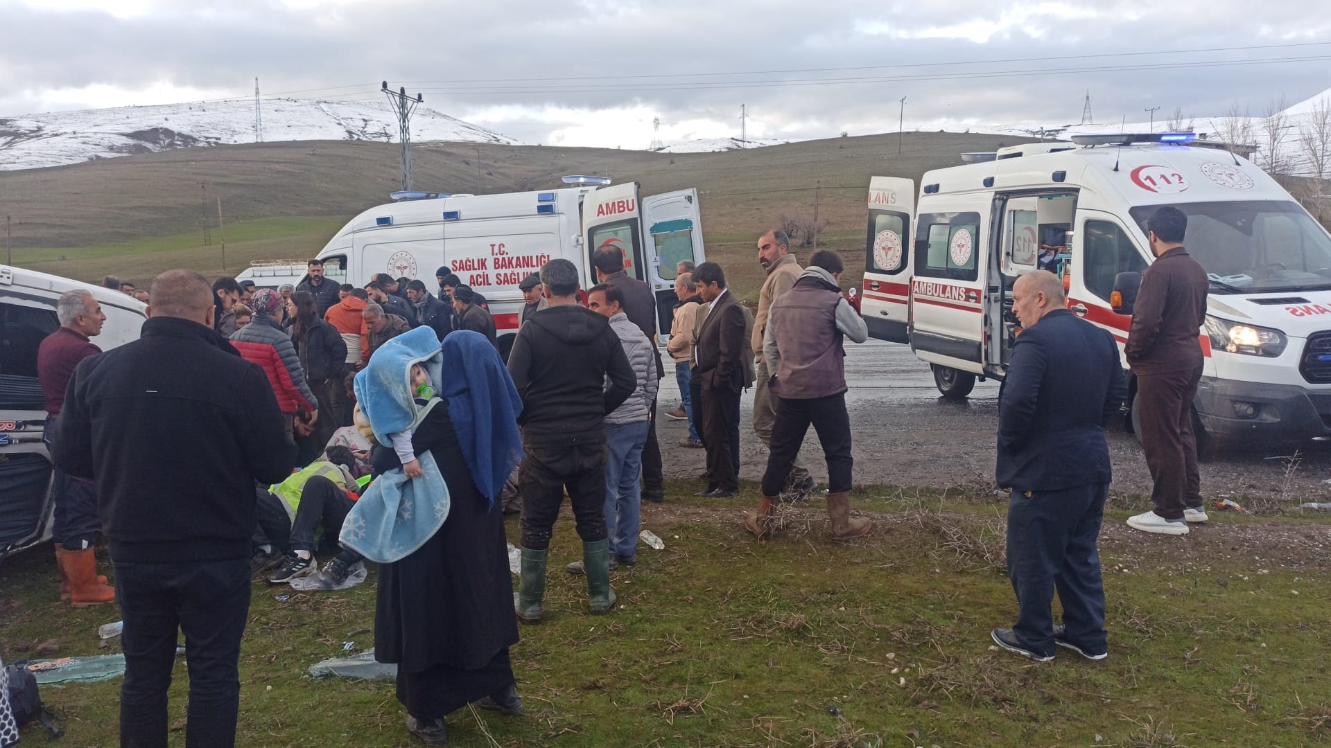 Van'da dağcıları taşıyan minibüs takla attı; 13 yaralı - Görsel 1