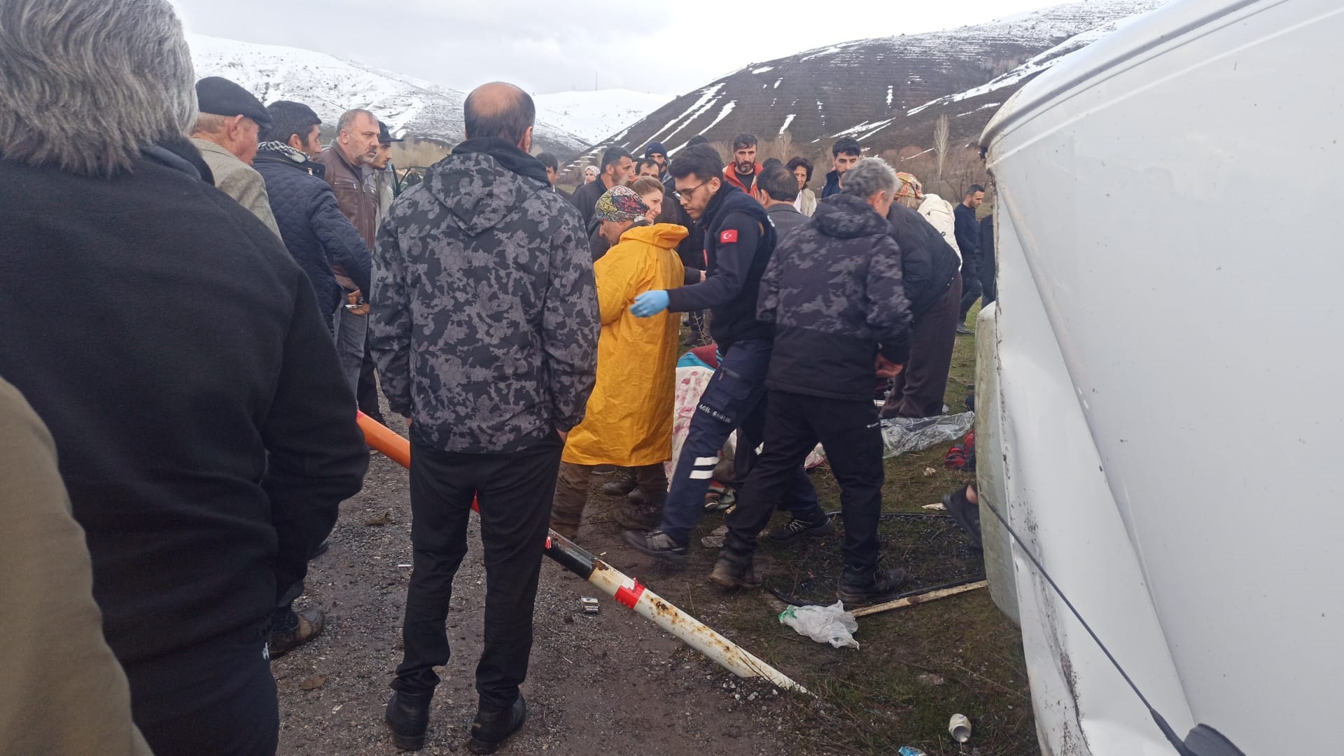 Van'da dağcıları taşıyan minibüs takla attı; 13 yaralı - Görsel 2