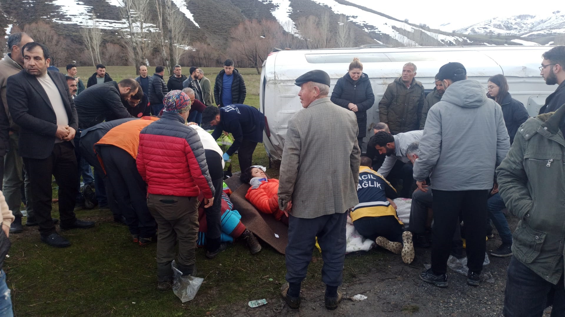 Van'da dağcıları taşıyan minibüs takla attı; 13 yaralı - Görsel 4