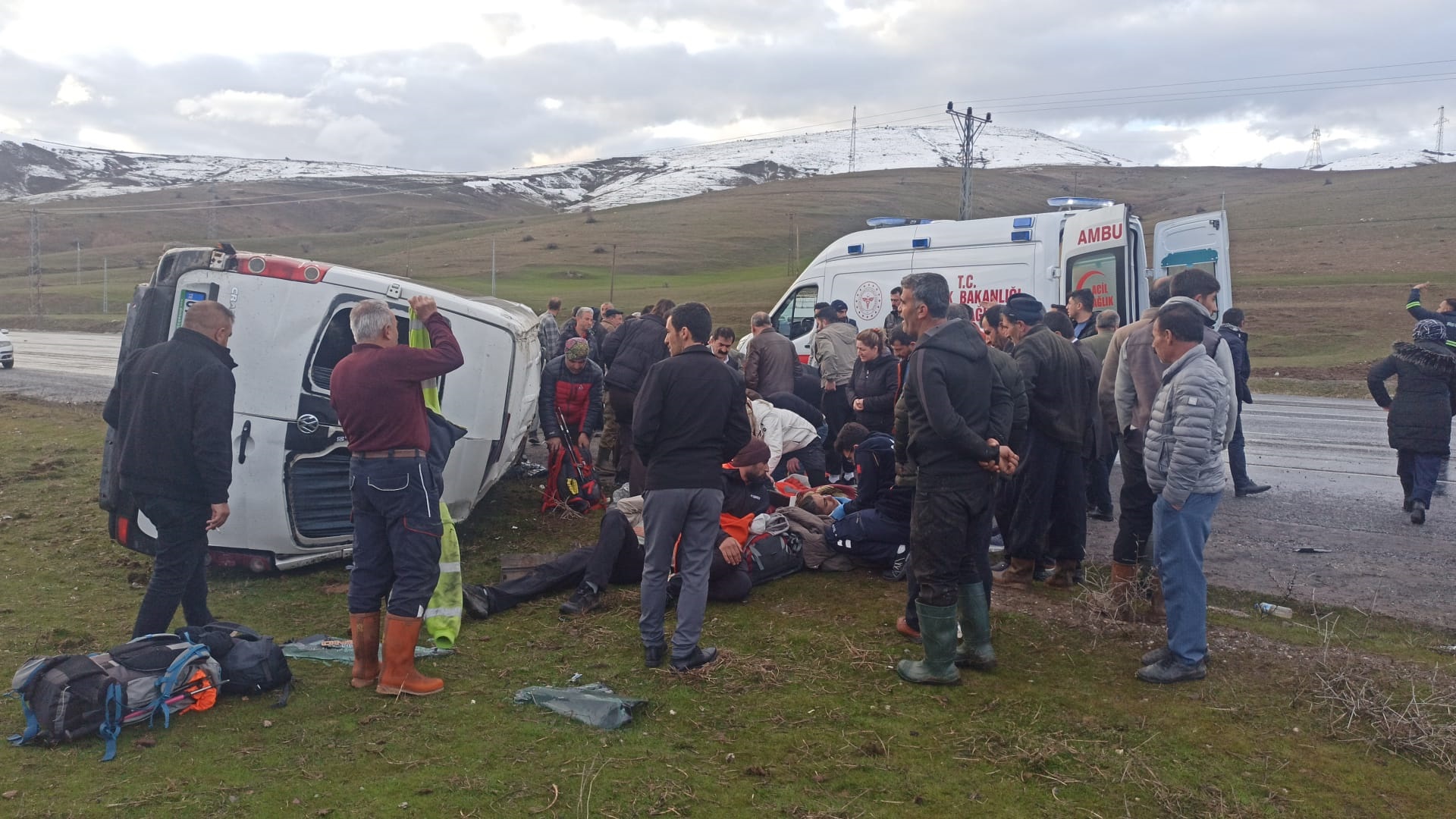 Van'da dağcıları taşıyan minibüs takla attı; 13 yaralı - Görsel 6
