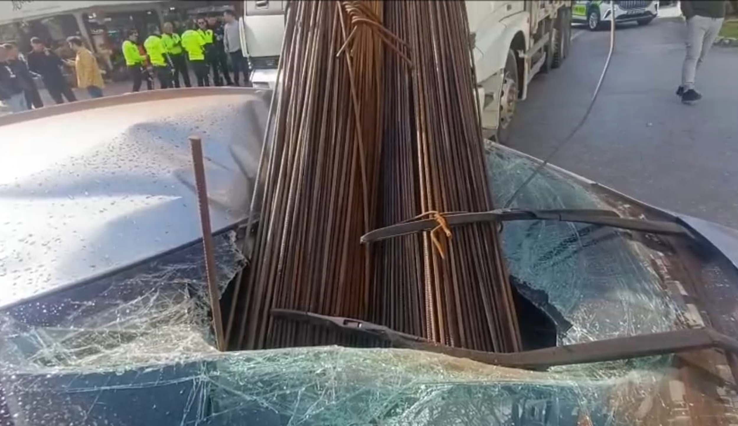 Manavgatta Kamyonun kasasından düşen inşaat demirleri otomobilin tavanını deldi - Görsel 2