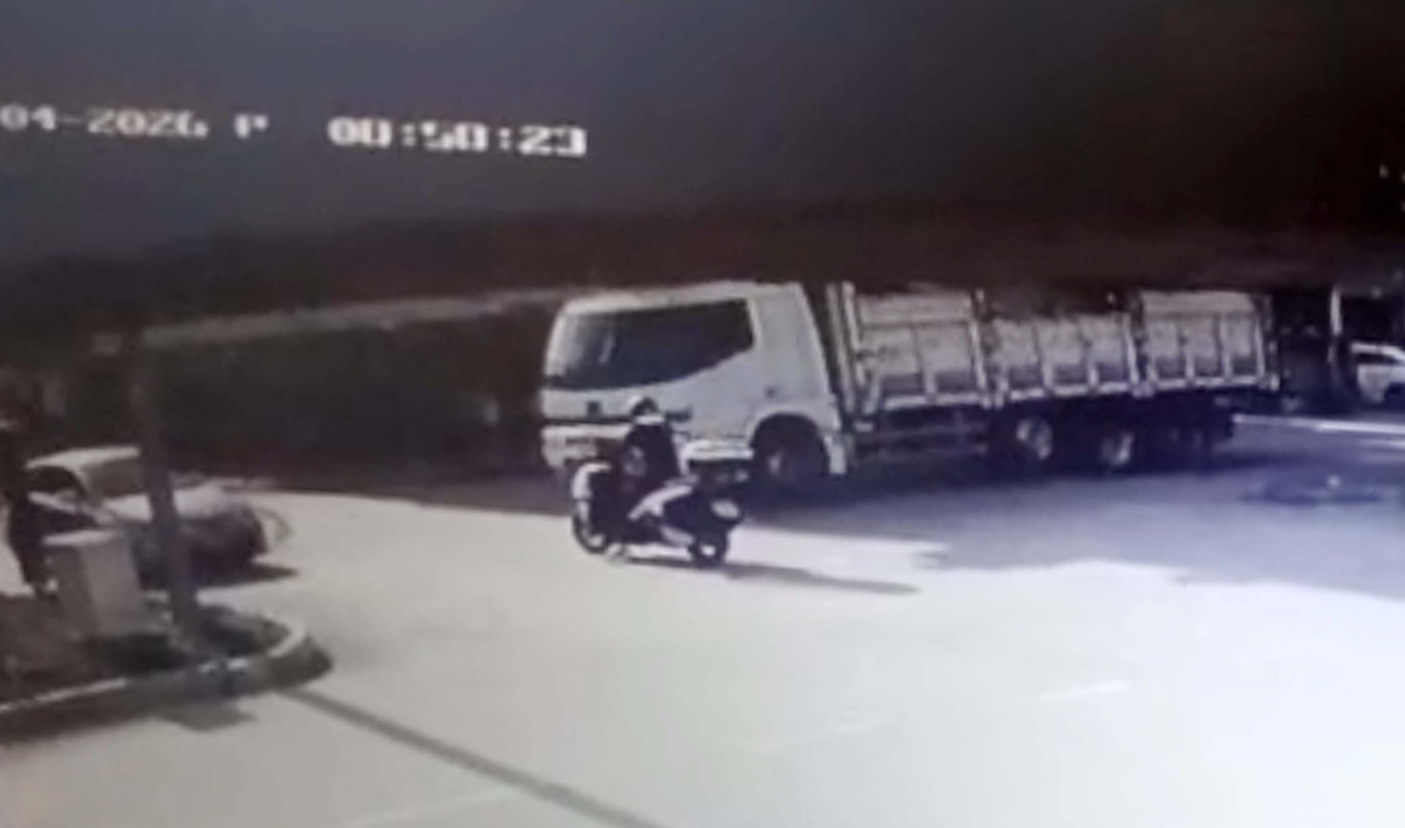 Manavgatta Kamyonun kasasından düşen inşaat demirleri otomobilin tavanını deldi - Görsel 4