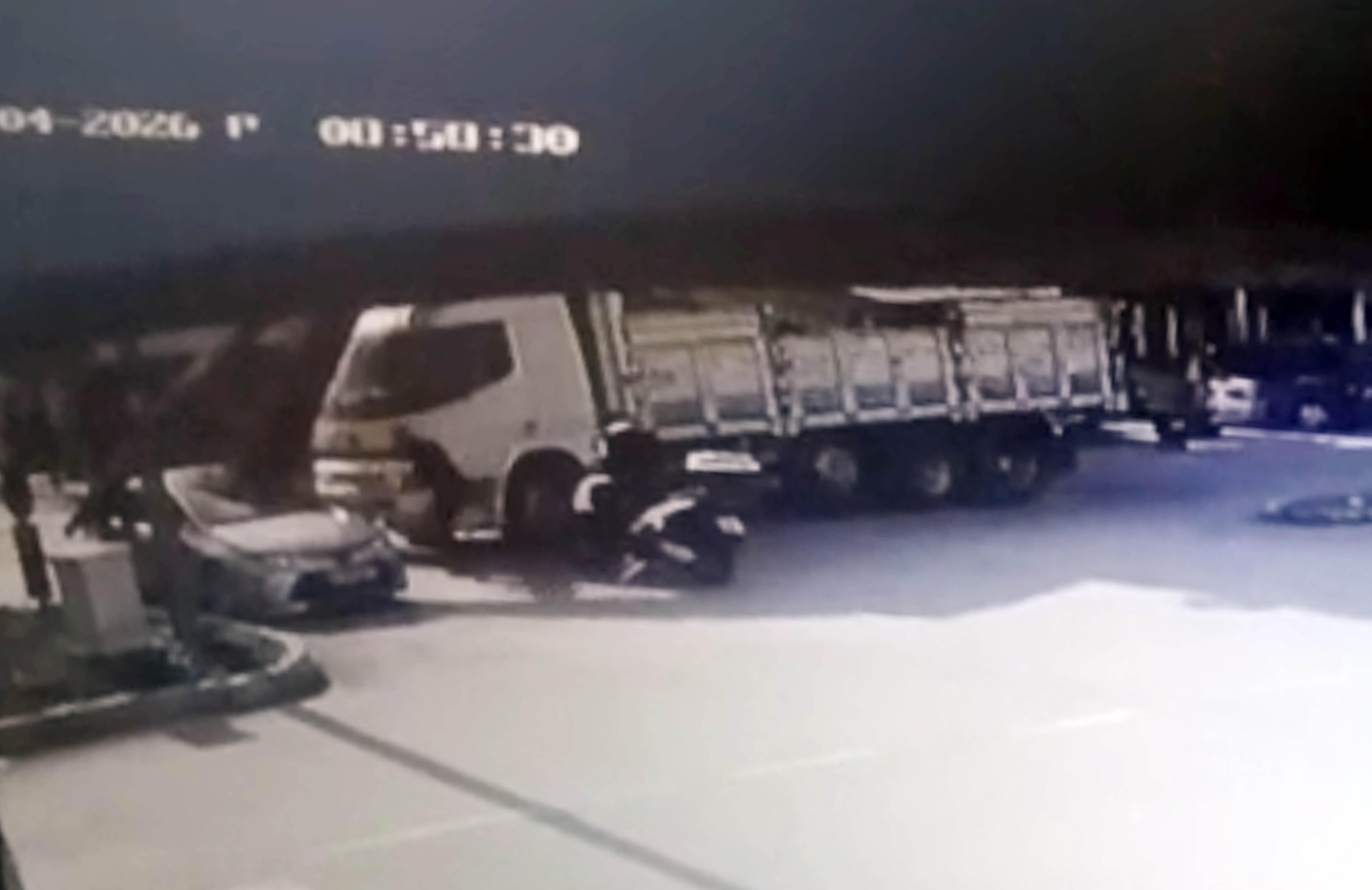 Manavgatta Kamyonun kasasından düşen inşaat demirleri otomobilin tavanını deldi - Görsel 5