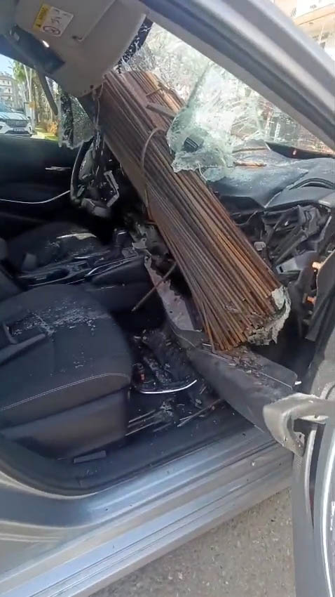 Manavgatta Kamyonun kasasından düşen inşaat demirleri otomobilin tavanını deldi - Görsel 6