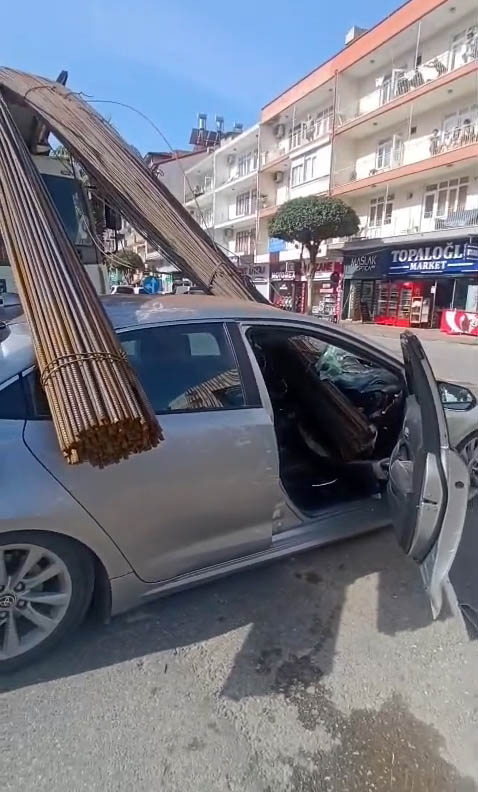 Manavgatta Kamyonun kasasından düşen inşaat demirleri otomobilin tavanını deldi - Görsel 7