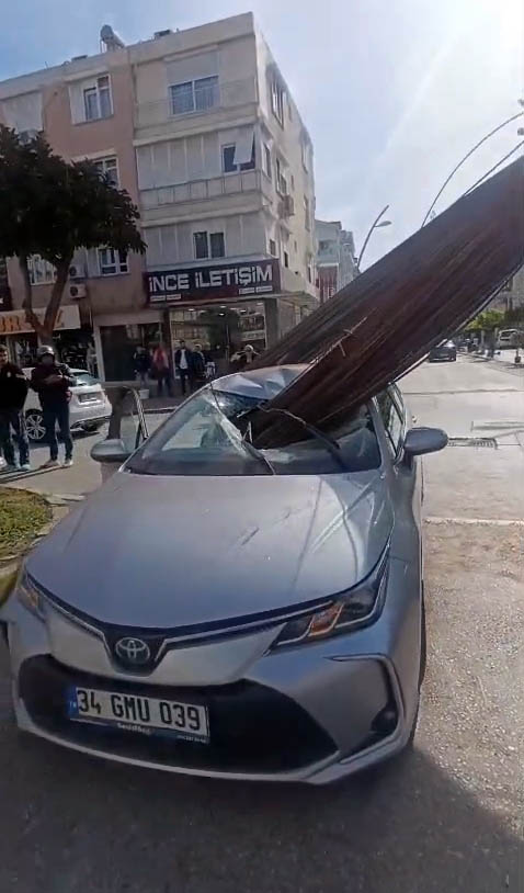 Manavgatta Kamyonun kasasından düşen inşaat demirleri otomobilin tavanını deldi - Görsel 8