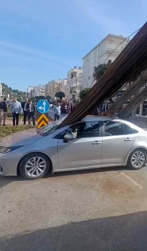 Manavgatta Kamyonun kasasından düşen inşaat demirleri otomobilin tavanını deldi - Görsel 9