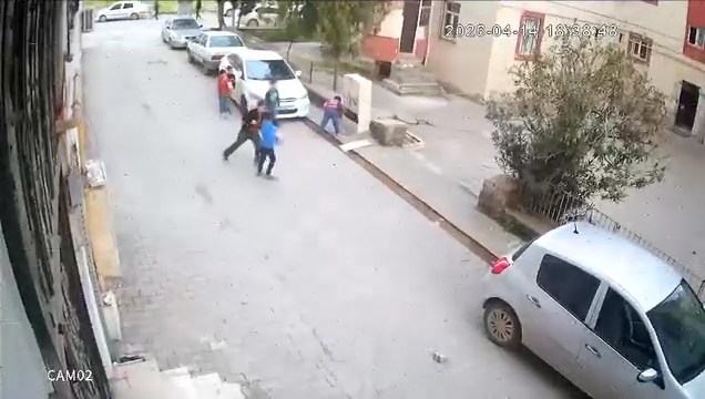 Açıkta bırakılan elektrik panosuna temas eden çocuk elinden yaralandı - Görsel 2