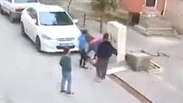 Açıkta bırakılan elektrik panosuna temas eden çocuk elinden yaralandı - Görsel 4