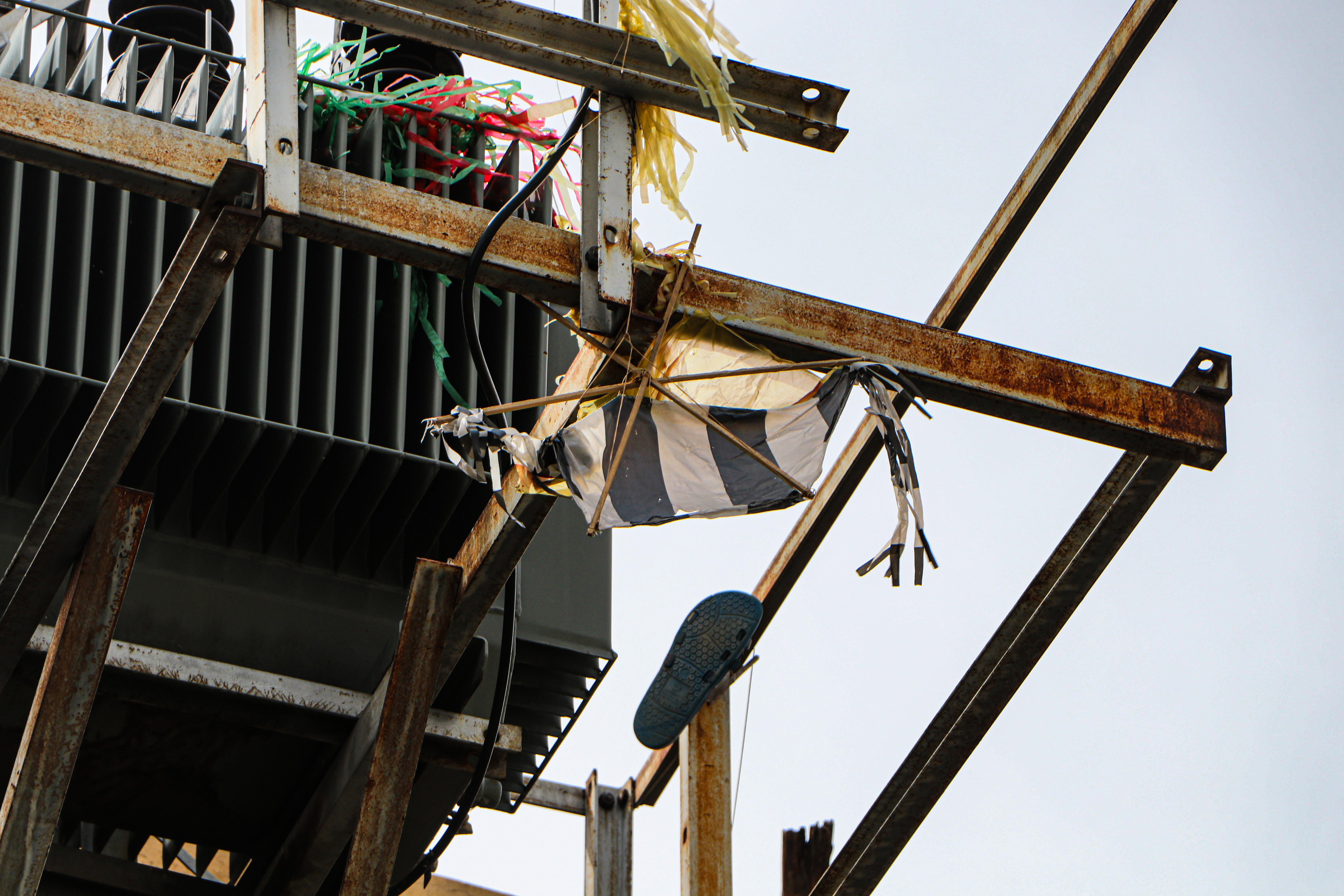 Trafoya takılan uçurtmasını almak isterken akıma kapılan çocuk ağır yaralandı; babadan ihmal iddiası - Görsel 1