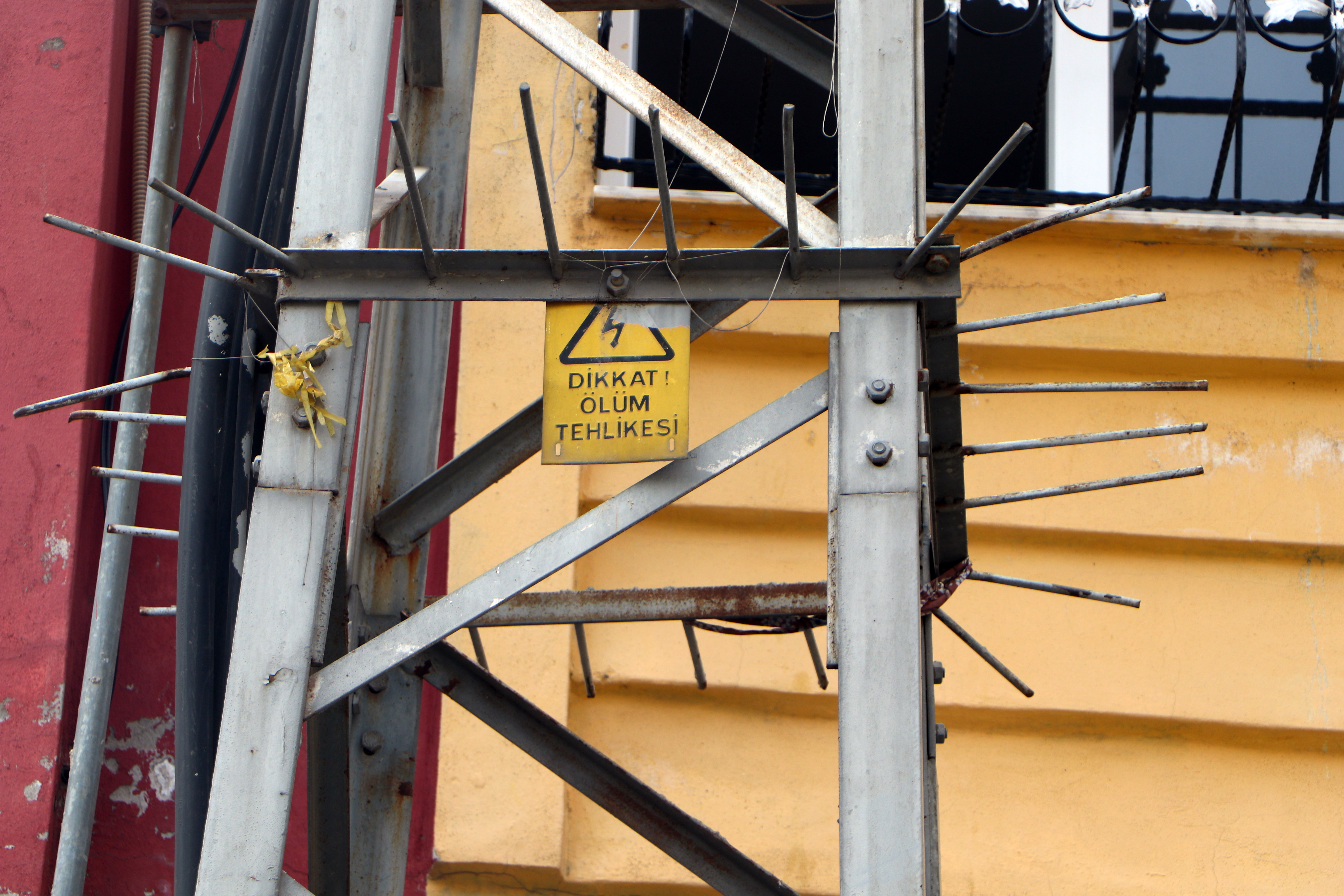 Trafoya takılan uçurtmasını almak isterken akıma kapılan çocuk ağır yaralandı; babadan ihmal iddiası - Görsel 2