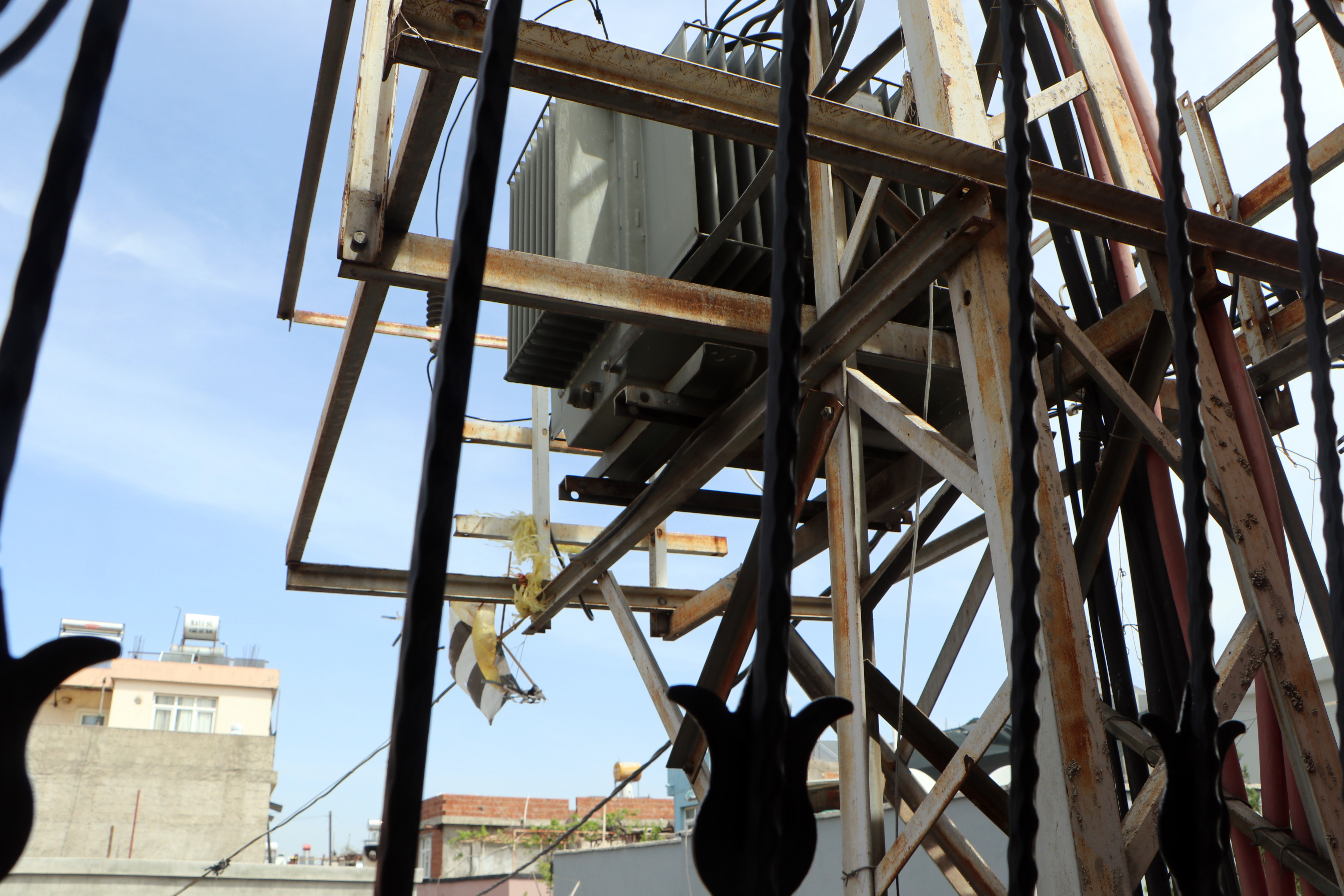 Trafoya takılan uçurtmasını almak isterken akıma kapılan çocuk ağır yaralandı; babadan ihmal iddiası - Görsel 7