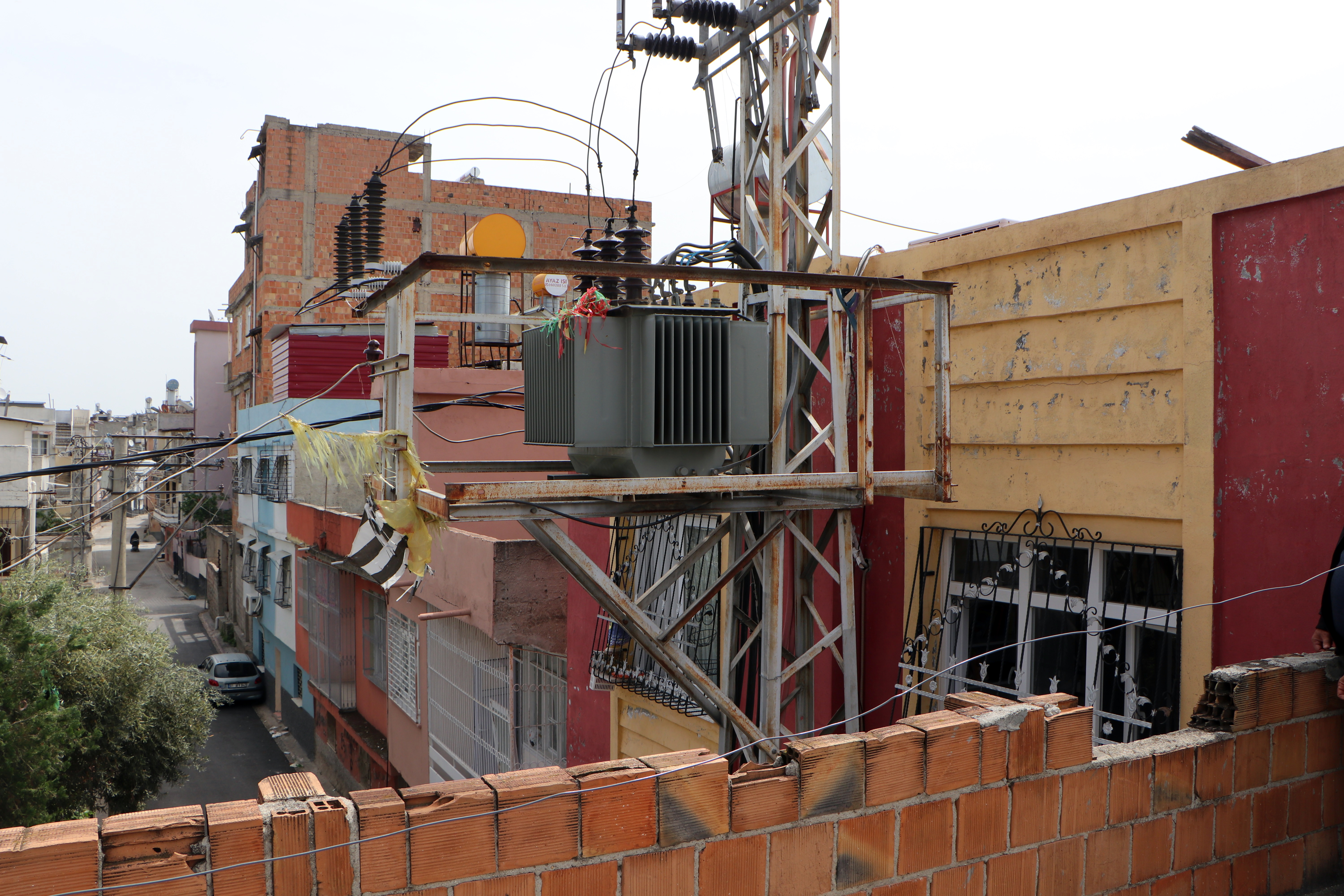 Trafoya takılan uçurtmasını almak isterken akıma kapılan çocuk ağır yaralandı; babadan ihmal iddiası - Görsel 8