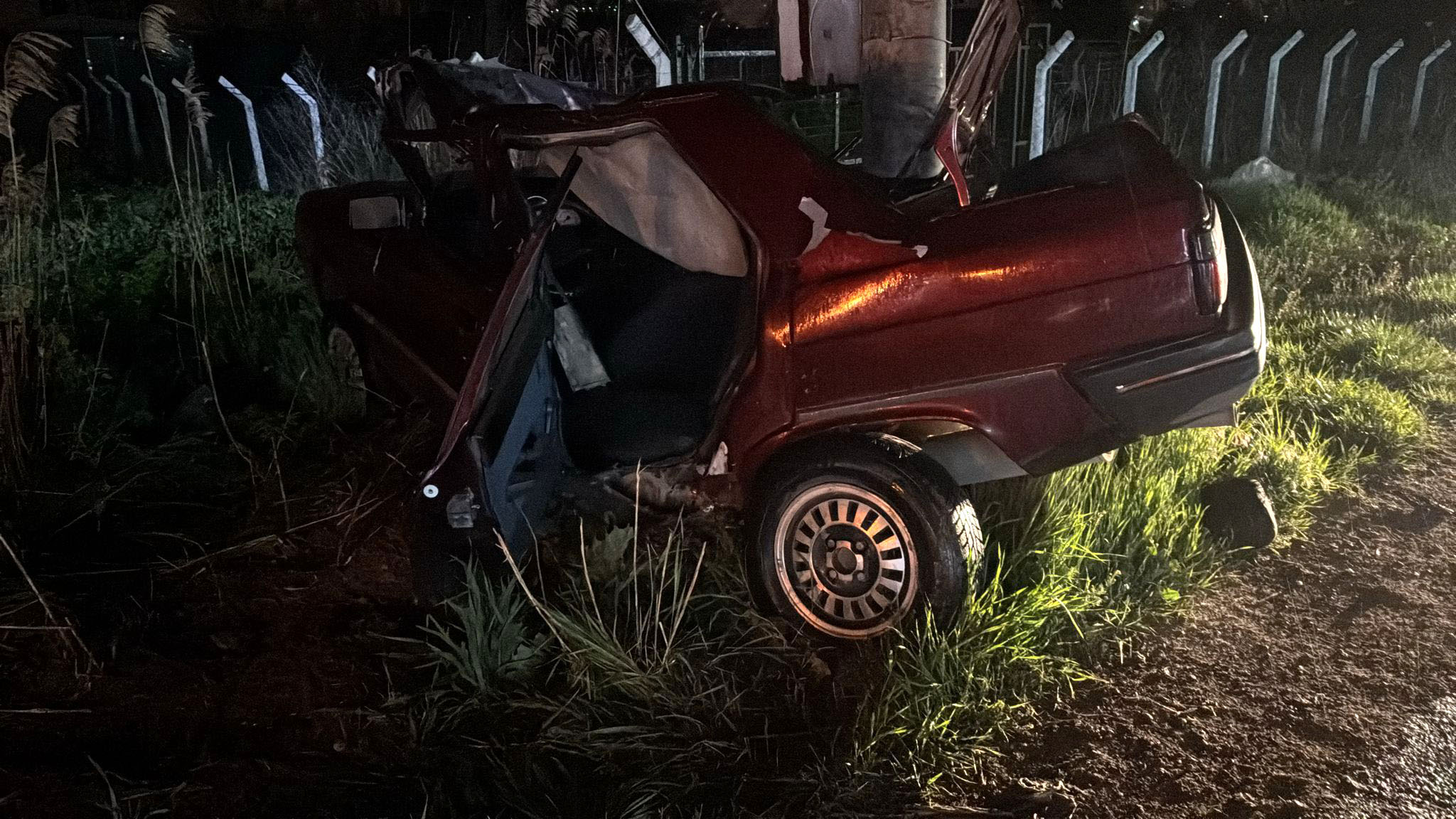 Beton direğe çarpan otomobilin sürücüsü öldü - Görsel 2