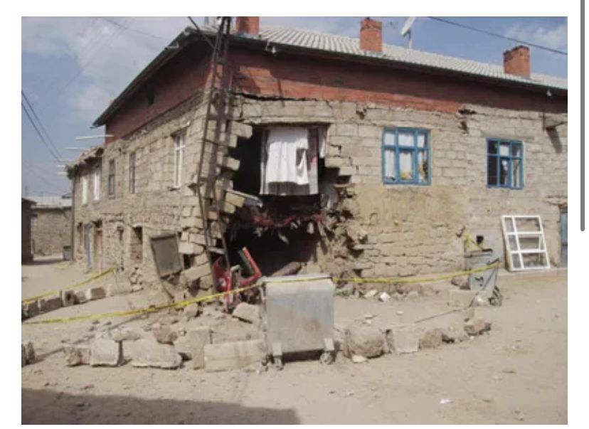 Akkise’de Bitmeyen Tehlike: Kamyonlar Mahalleye Giriyor, Çevre Yolu Talebi Yıllardır Karşılıksız - Görsel 2