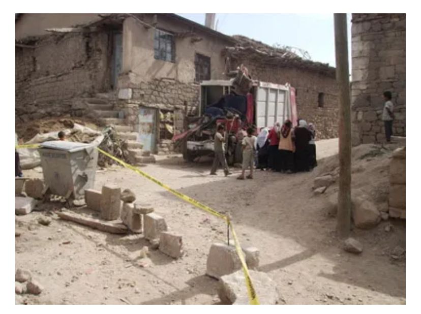 Akkise’de Bitmeyen Tehlike: Kamyonlar Mahalleye Giriyor, Çevre Yolu Talebi Yıllardır Karşılıksız - Görsel 3