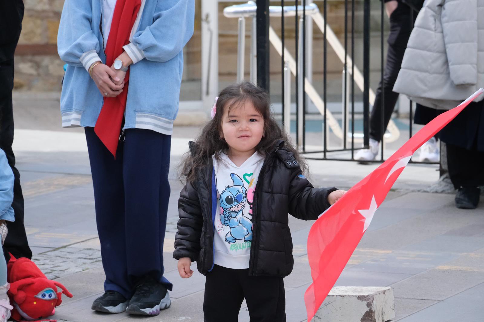Seydişehir’de 23 Nisan coşkusu: Çocuklar anıtta ve okulda bayramı doyasıya yaşadı - Görsel 2