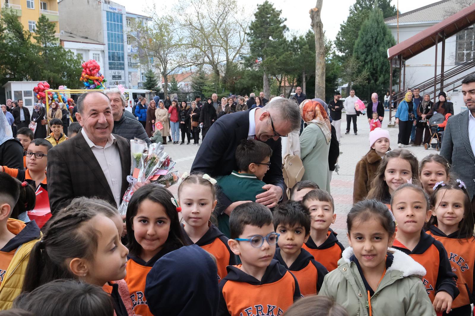 Seydişehir’de 23 Nisan coşkusu: Çocuklar anıtta ve okulda bayramı doyasıya yaşadı - Görsel 5
