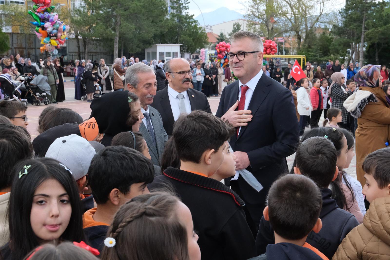 Seydişehir’de 23 Nisan coşkusu: Çocuklar anıtta ve okulda bayramı doyasıya yaşadı - Görsel 7