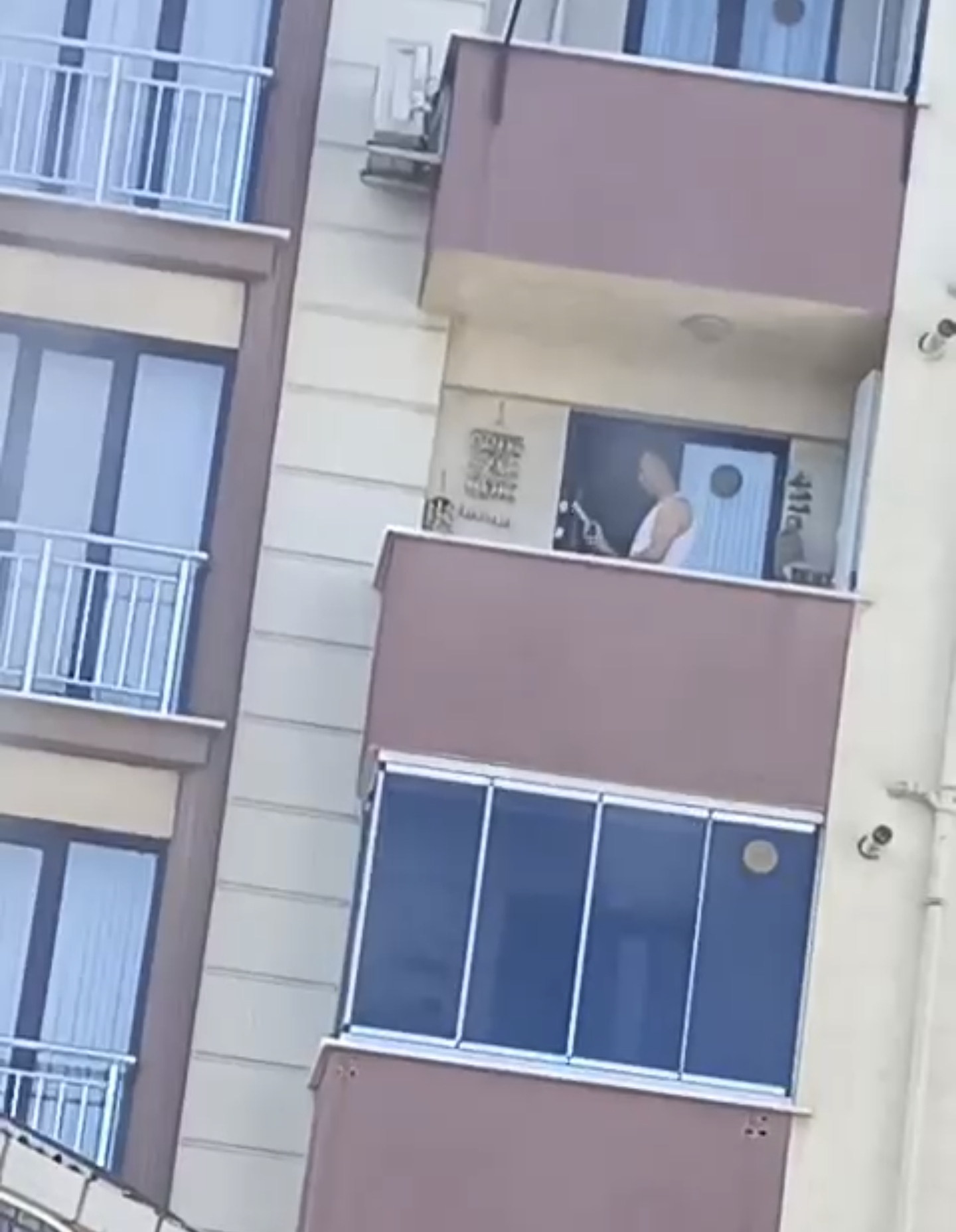 Pendik'te balkonda silah şarjörüne mermi dolduran şüpheli yakalandı - Görsel 3