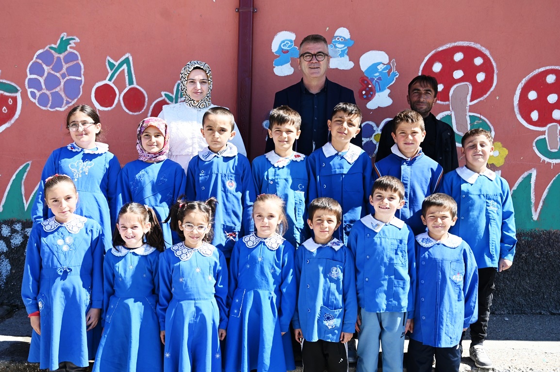 BELEDİYEDEN OKUL BAHÇELERİNE  GÜL  - Görsel 1