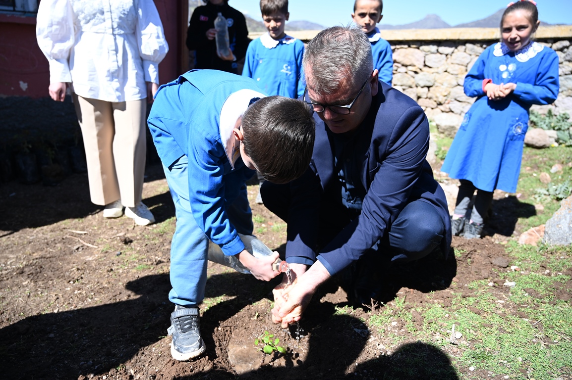 BELEDİYEDEN OKUL BAHÇELERİNE  GÜL  - Görsel 3