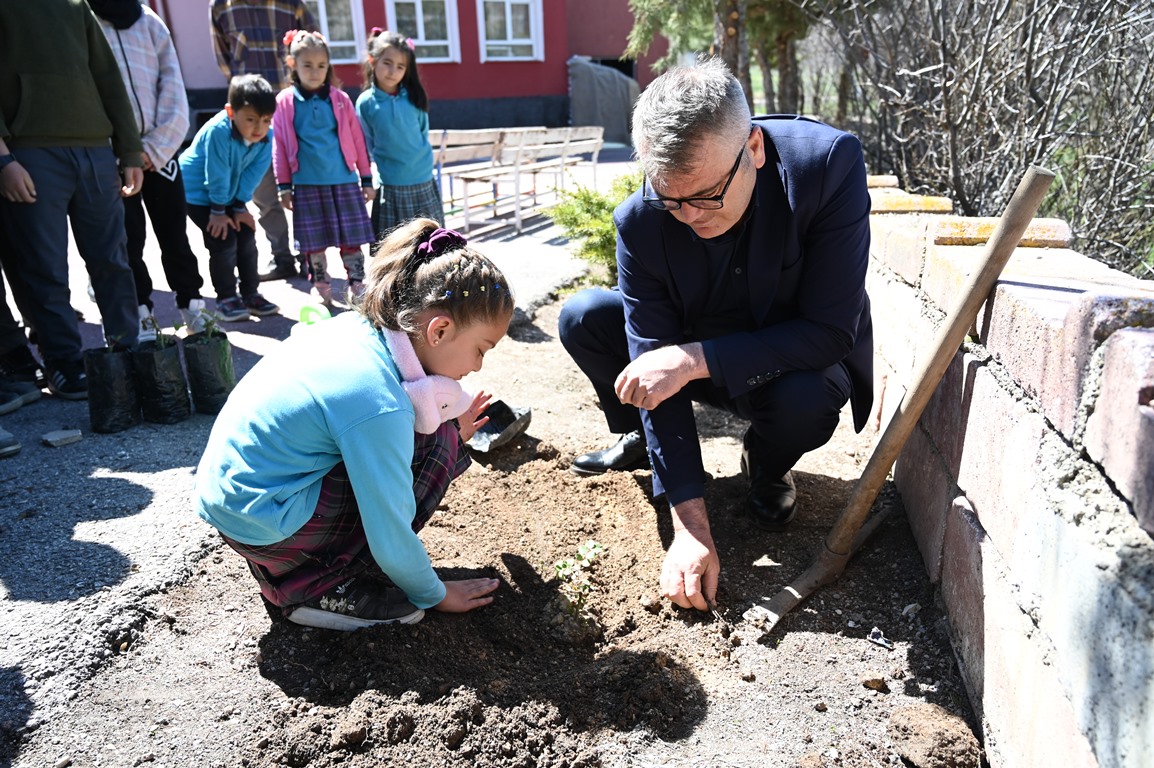 BELEDİYEDEN OKUL BAHÇELERİNE  GÜL  - Görsel 5