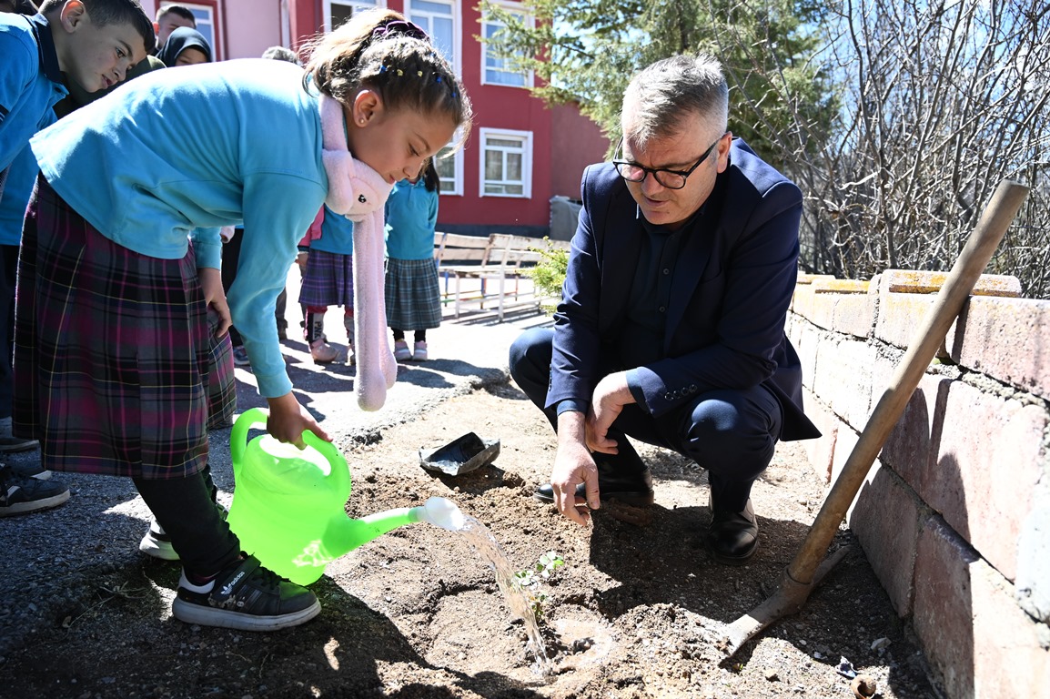BELEDİYEDEN OKUL BAHÇELERİNE  GÜL  - Görsel 6