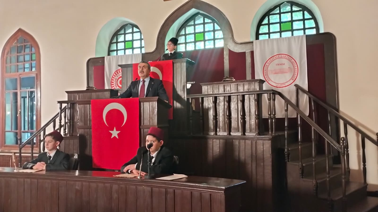Ankara- Bakan Tekin, öğrencilerle 1'inci TBMM'ye yürüdü - Görsel 6