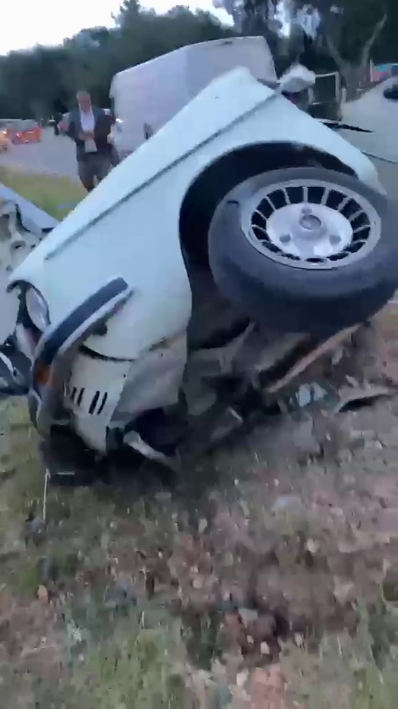 Mersin’de kazanın ardından aydınlatma direğine çarpan otomobil ikiye bölündü: 4 yaralı - Görsel 1