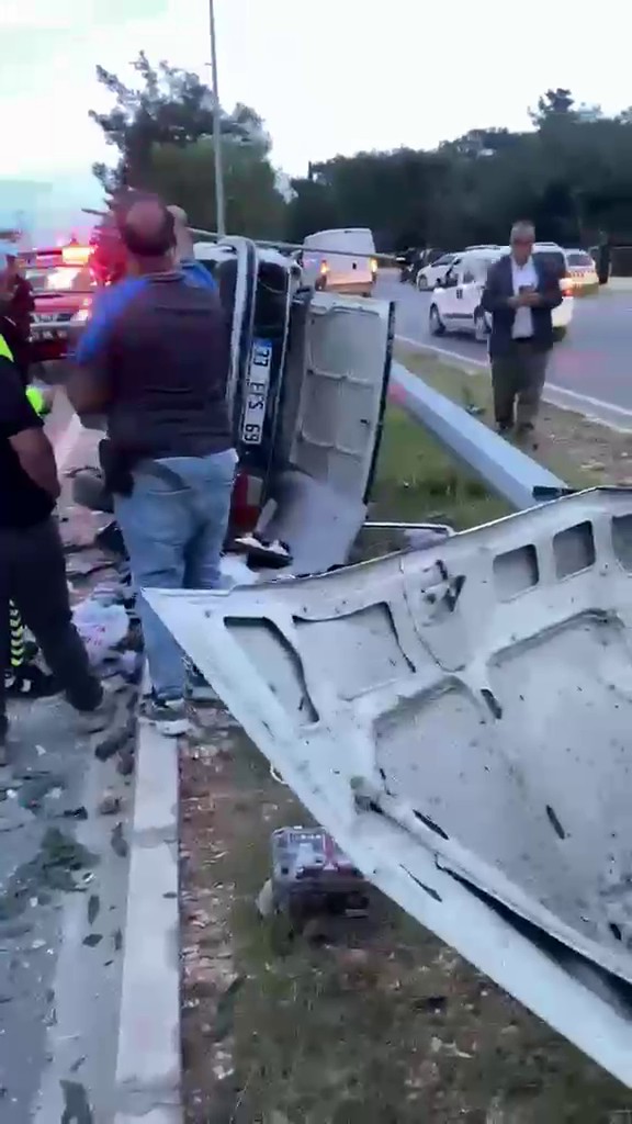 Mersin’de kazanın ardından aydınlatma direğine çarpan otomobil ikiye bölündü: 4 yaralı - Görsel 2