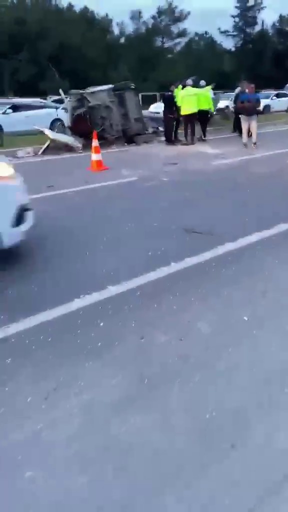 Mersin’de kazanın ardından aydınlatma direğine çarpan otomobil ikiye bölündü: 4 yaralı - Görsel 3