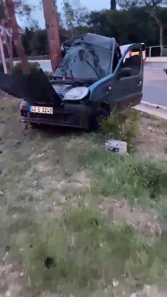 Mersin’de kazanın ardından aydınlatma direğine çarpan otomobil ikiye bölündü: 4 yaralı - Görsel 4