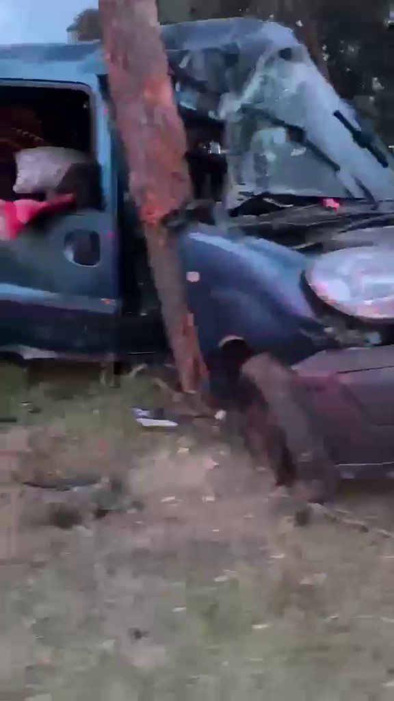 Mersin’de kazanın ardından aydınlatma direğine çarpan otomobil ikiye bölündü: 4 yaralı - Görsel 5