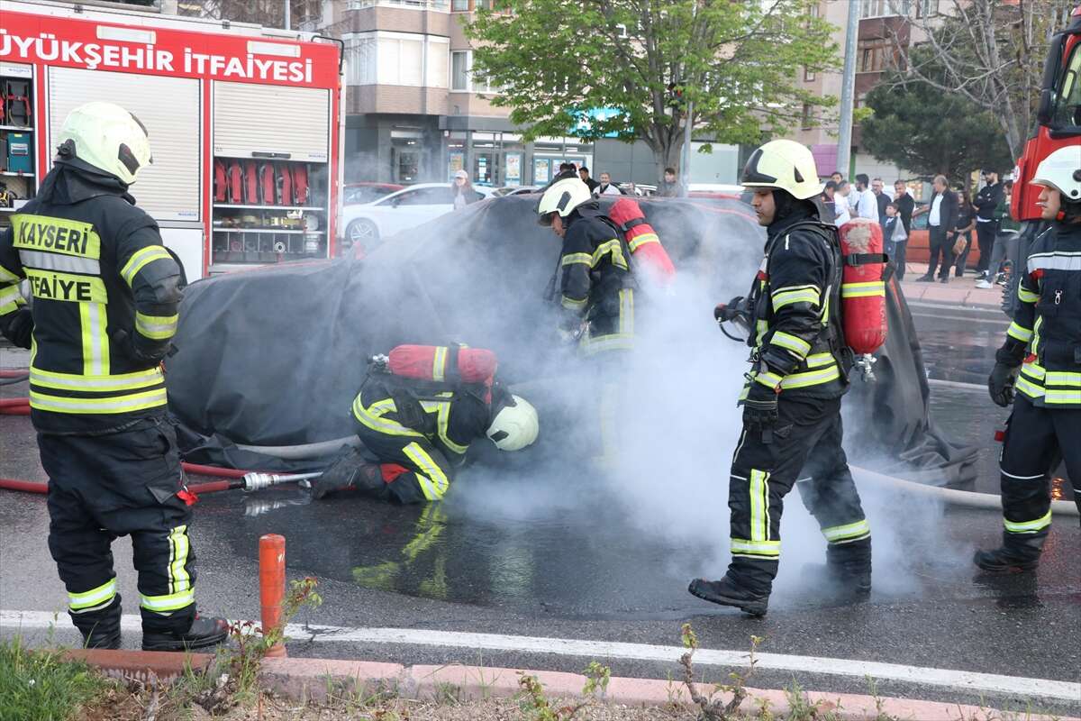 Elektrikli otomobilde çıkan yangına battaniye yöntemiyle müdahale - Görsel 1