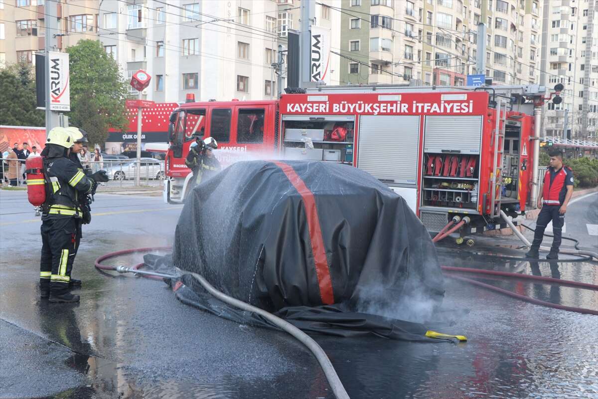 Elektrikli otomobilde çıkan yangına battaniye yöntemiyle müdahale - Görsel 2