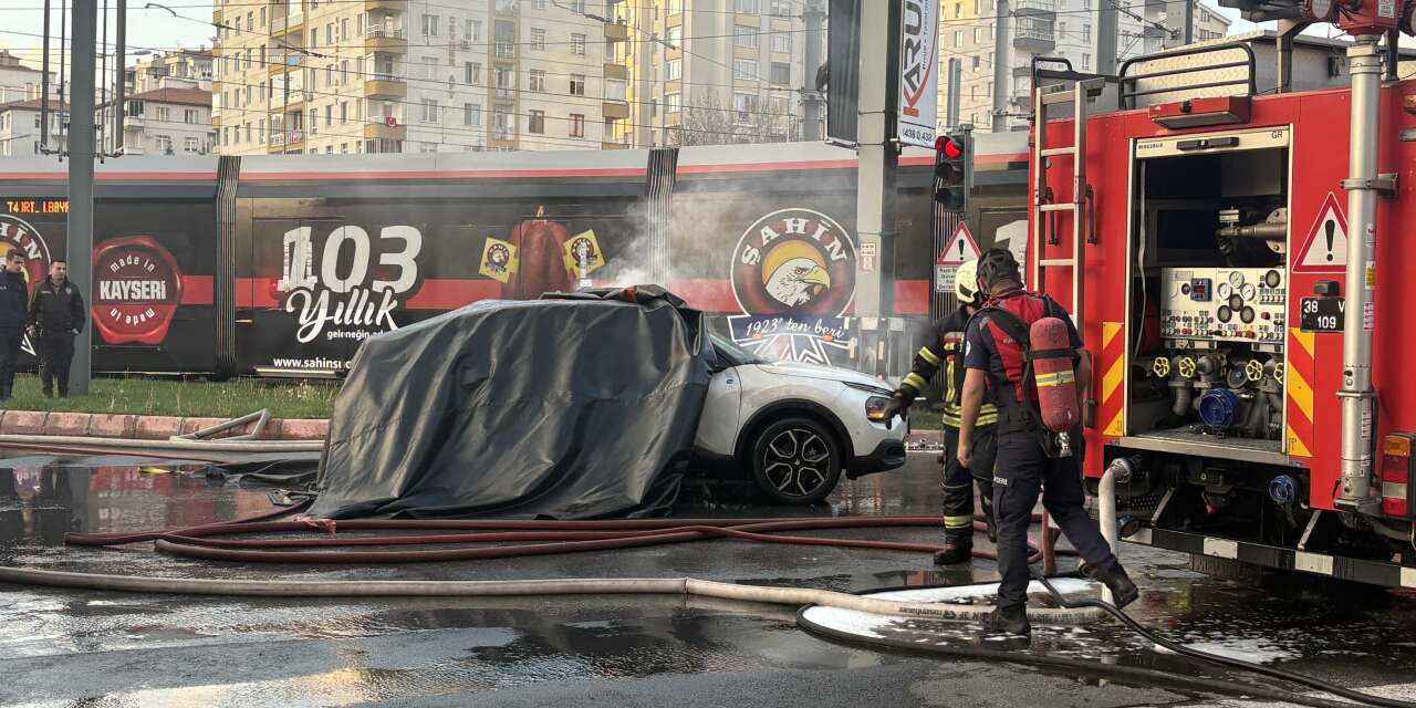 Elektrikli otomobilde çıkan yangına battaniye yöntemiyle müdahale - Görsel 4