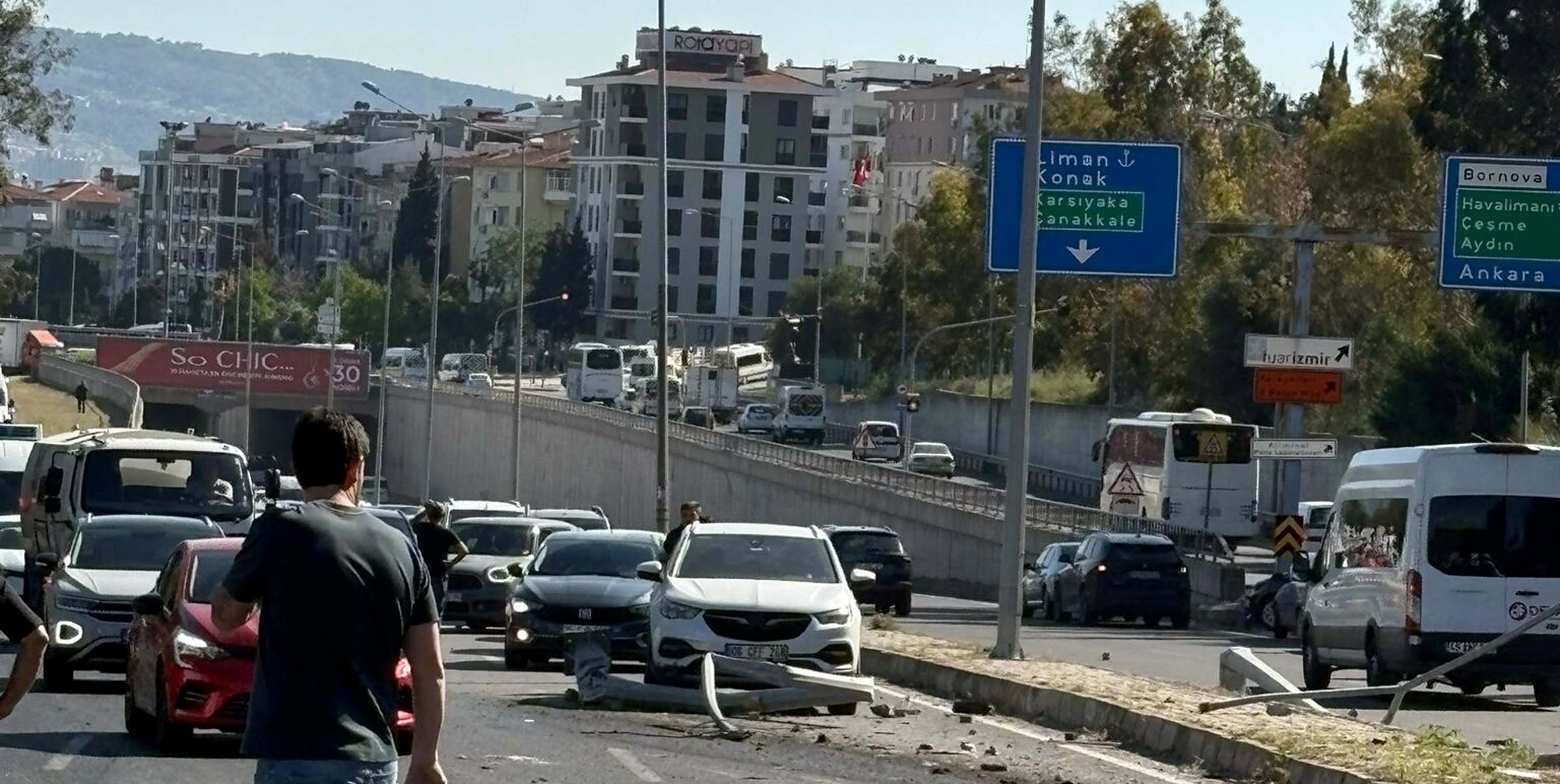 İzmir'de freni boşalan TIR, 9 araca çarptı: 3 ölü, 1’i polis 4 yaralı - Görsel 1